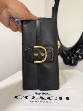 Coach VINTAGE Black Leather Flap Wallet with Gold Buckle Detail 🎀🎀🎀